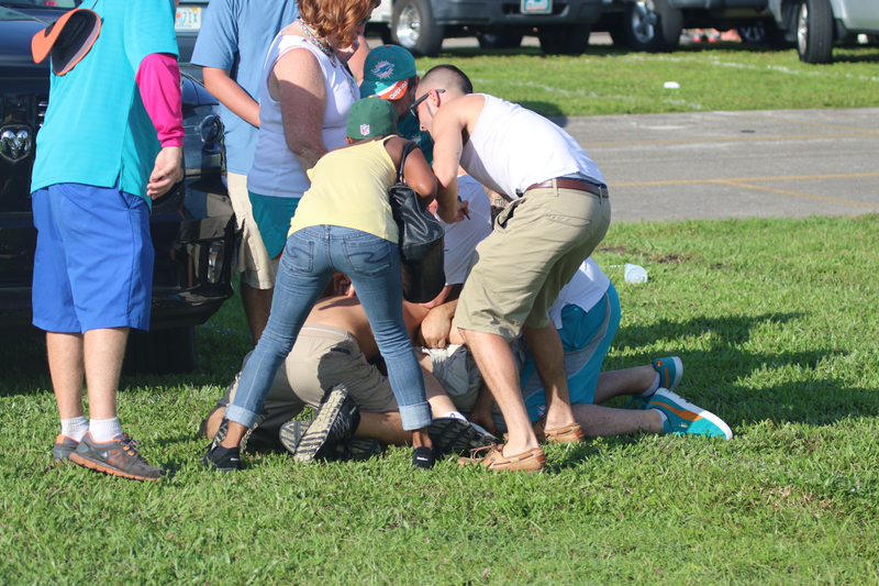 Illustration for article titled Photos: Dolphins, Packers Fans Brawl In Parking Lot